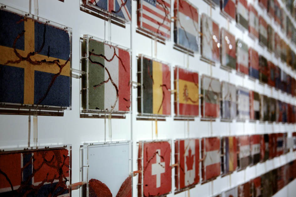 Yukinori Yanagi, "The world flag ant farm" (1990)